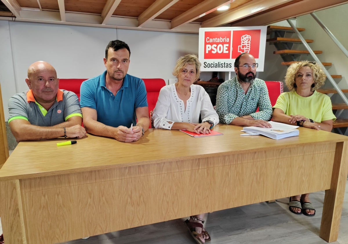 La líder del PSOE de Camargo, Esther Bolado, en el centro de la imagen, junto a concejales socialistas.