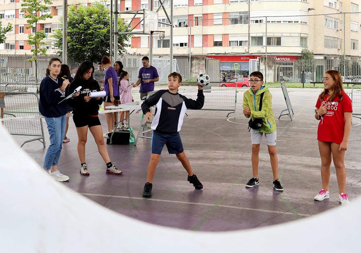 Jóvenes participan en una de las competiciones organizadas en la plaza de La Llama, ayer, en el marco del Día del Deporte.