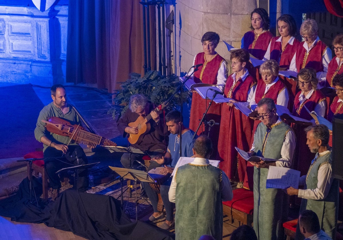 Uno de los momentos de la representación en el interior de la iglesia.