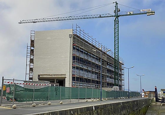 Edificio del Centro Náutico Pesquero de Laredo.