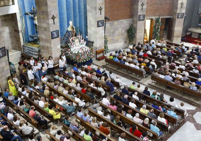 Vista del templo de la Virgen Grande abarrotado de fieles durante la misa solemne.