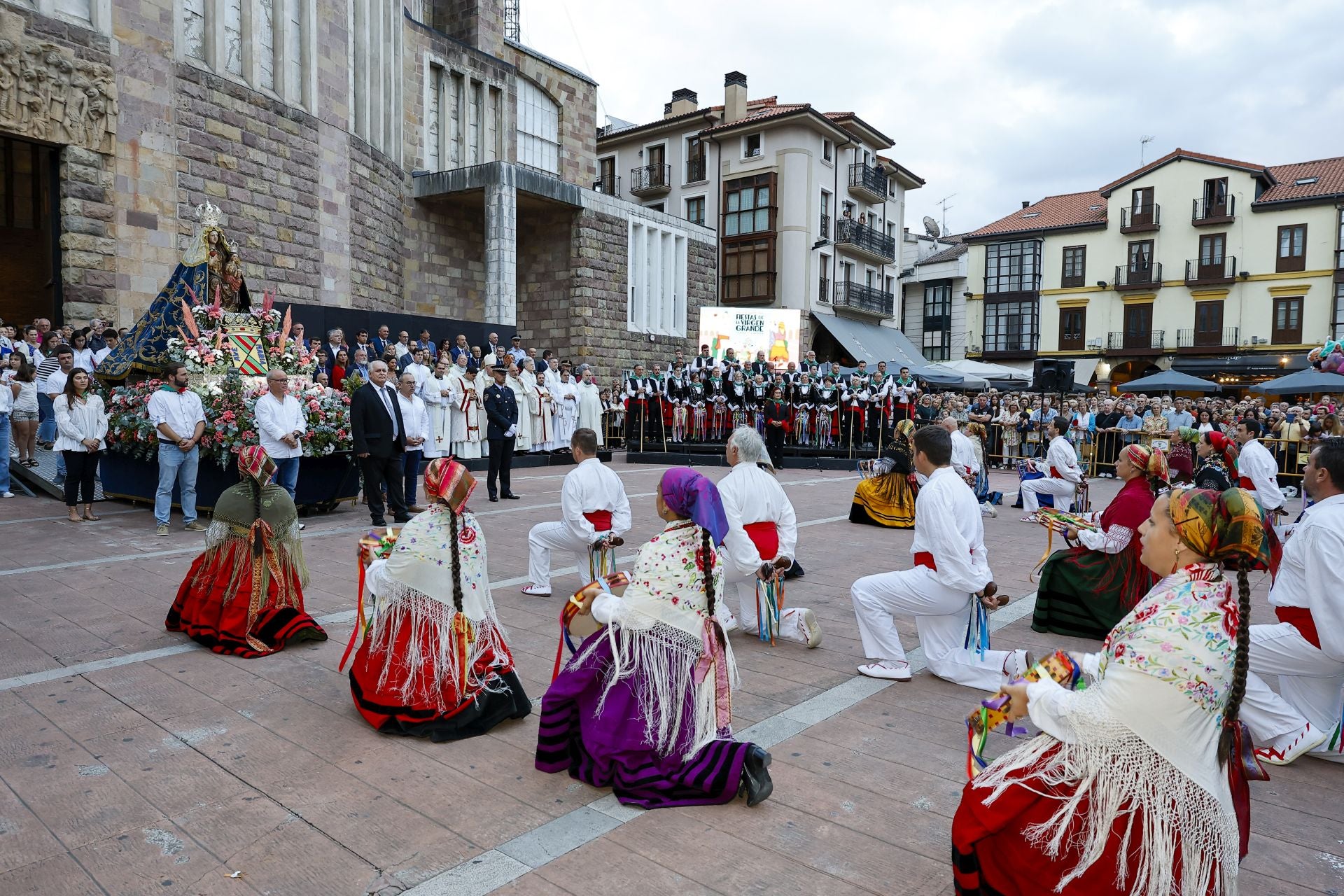 La Agrupación de Danzas Virgen de las Nieves, arrodillada ante la Virgen.