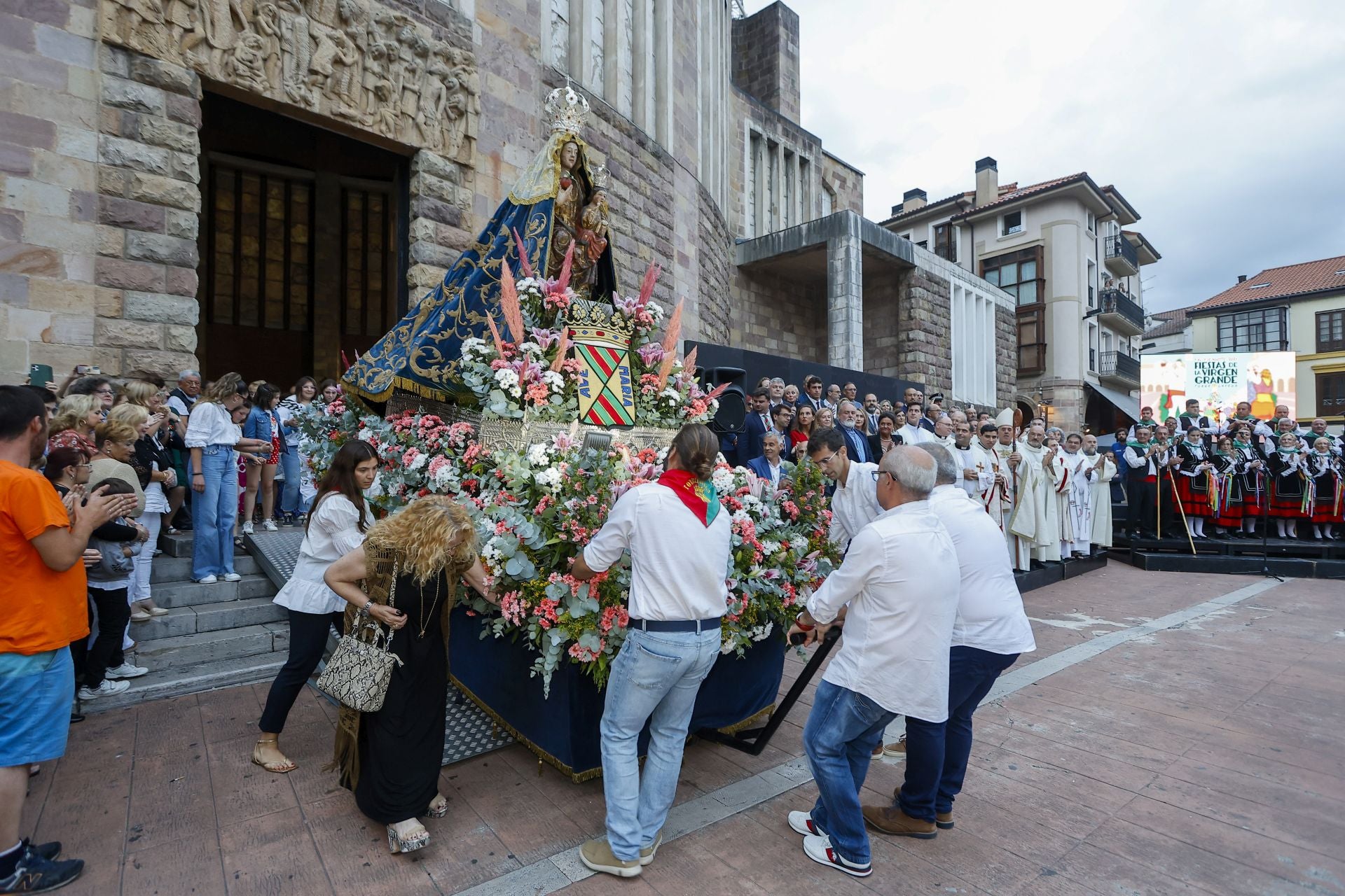 Inicio de la procesión en la Plaza Baldomero Iglesias.