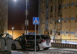 Dos efectivos de la Guardia Civil custodian, a última hora de la tarde, el bloque de pisos en el que ha intervenido la Policía Judicial