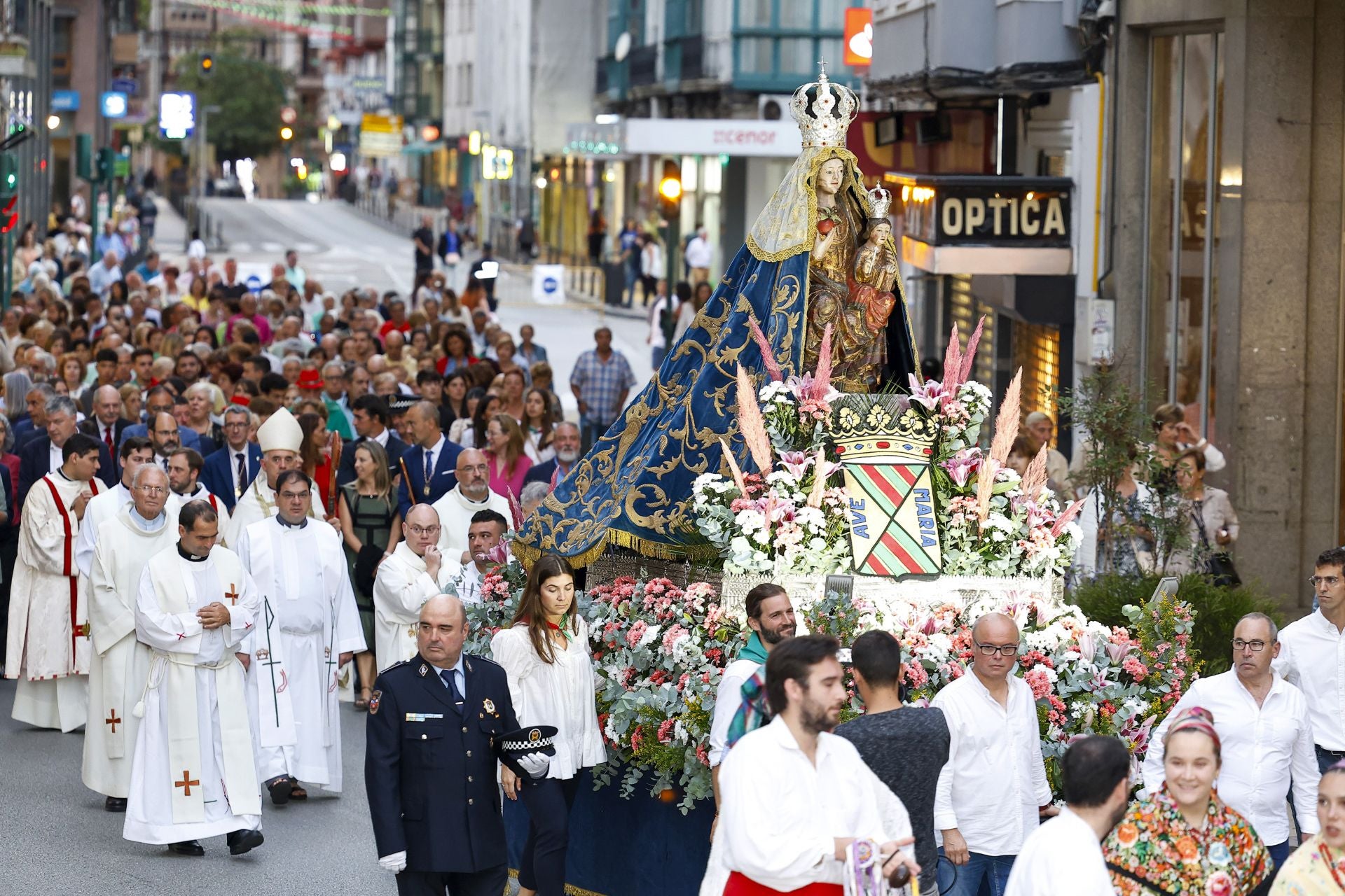 La procesión recorre la calle José María Pereda, a la altura de la Plaza Mayor.