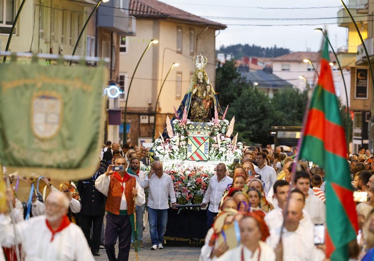 La procesión de la Virgen Grande se aproxima a la iglesia de La Asunción a través de la calle Pablo Garnica.