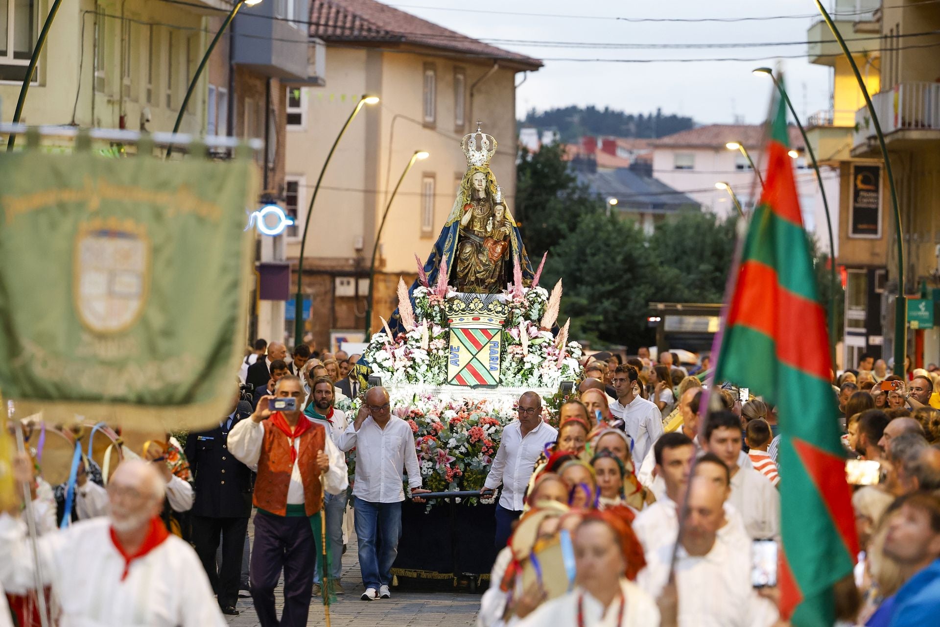 La procesión se aproxima a la iglesia de La Asunción.