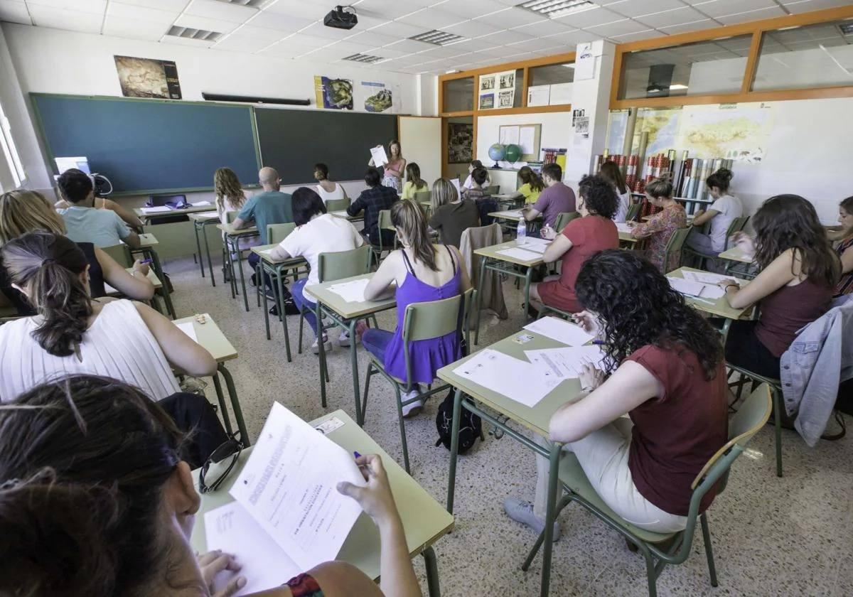 Un grupo de docentes, en plenos exámenes de oposición, en el IES Alberto Pico de Santander.