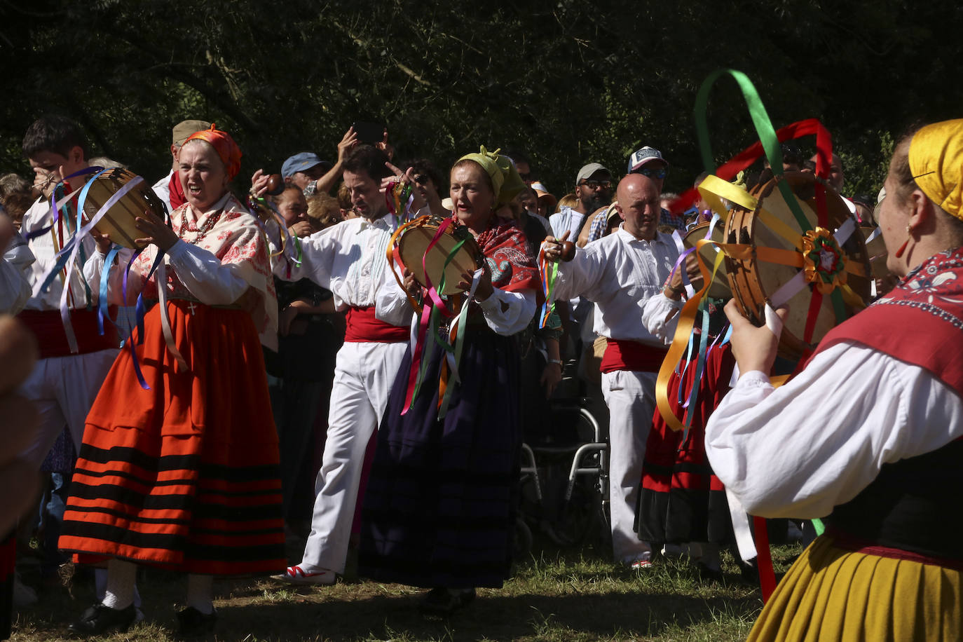 Componentes del Grupo de Danzas Virgen de las Nieves de Tanos.