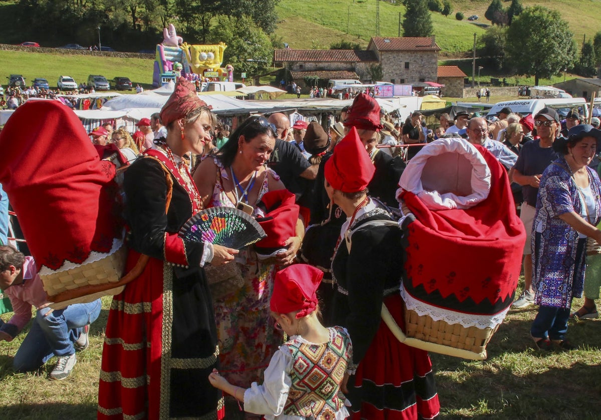 Grupo de mujeres vestidas con atuendos típicos de ama de cría, entre ellas las hermanas Abascal de Villacarriedo.