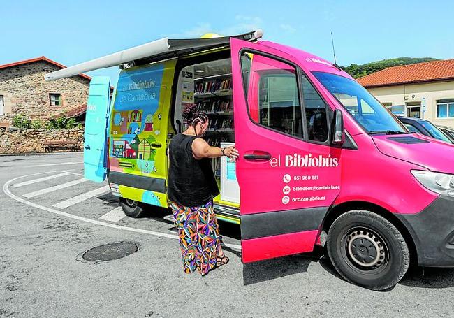 El bibliobús aparcado en la plaza 'Las Conchas' de Villayuso de Cieza.