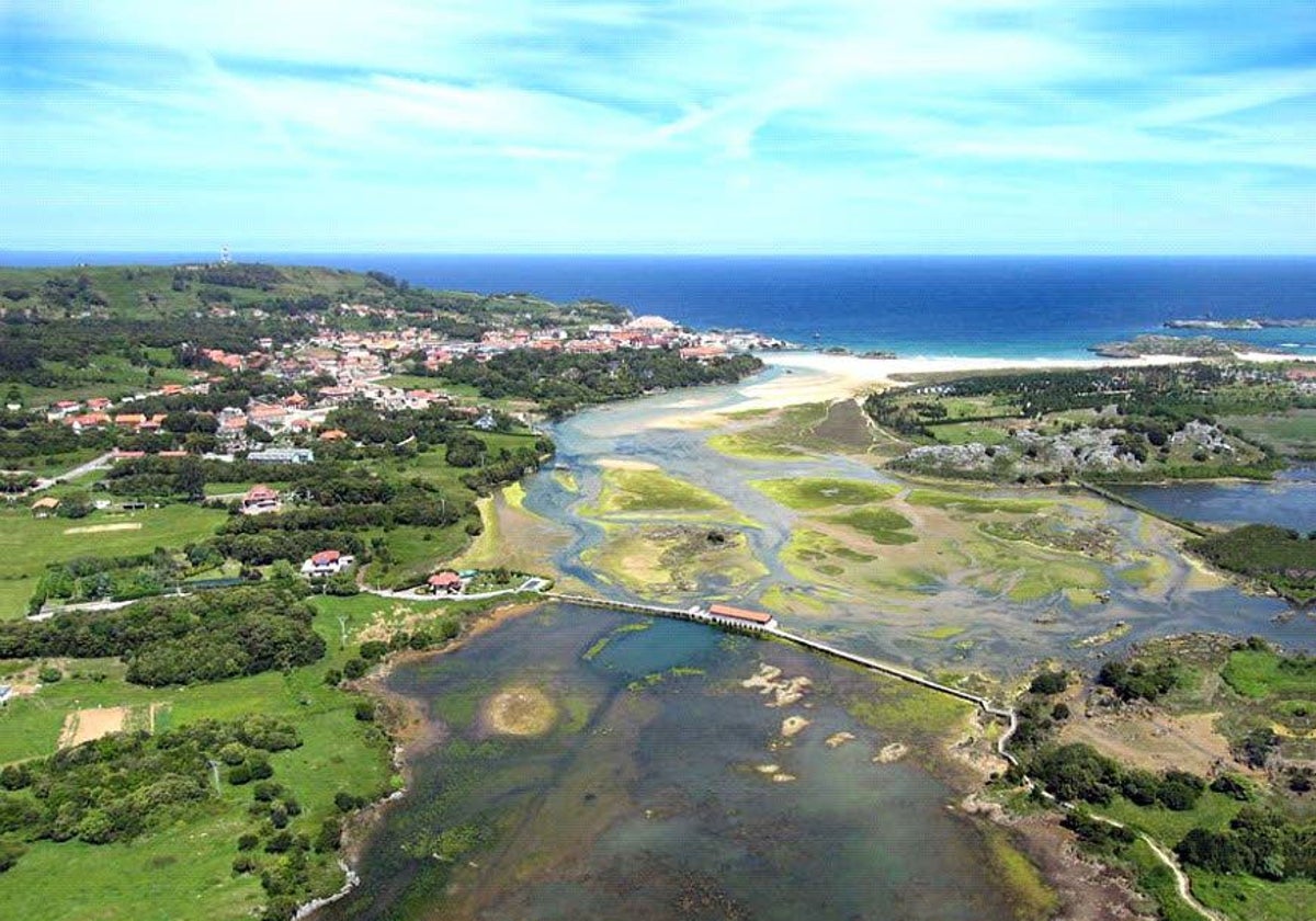 Espectacular imagen aérea de la Marisma de Joyel, una de las zonas que se recogen en el informe.