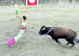 Eduardo Rodríguez en el tercio de banderillas del quinto de la tarde.