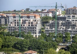 Edificios en construcción en el entorno de la S-20, en Santander.