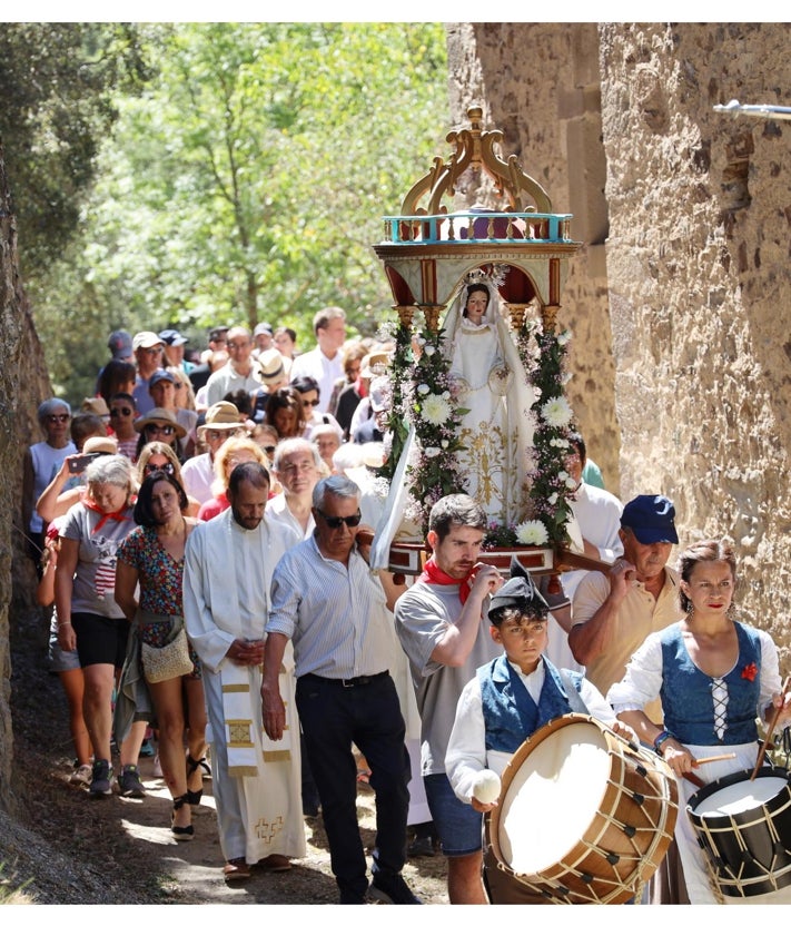 Imagen secundaria 2 - La imagen es llevada en andas por las calles de Potes; misa en el exterior de la ermita, y procesión alrededor de su santuario en Valmayor