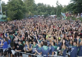 Jóvenes peñistas esperan una nueva actuación cerca del escenario, en el parque de Miravalles.