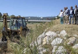 Las autoridades en el punto donde comenzarán los trabajos para prevenir inundaciones en Reinosa.