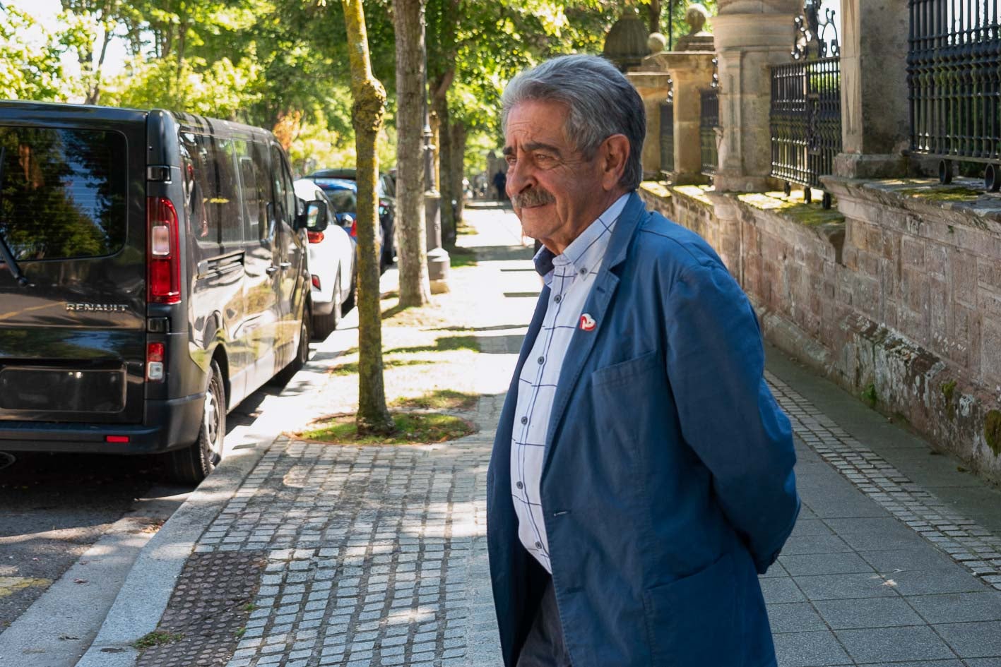 El expresidente de Cantabria Miguel Ángel Revilla a su salida del velatorio.