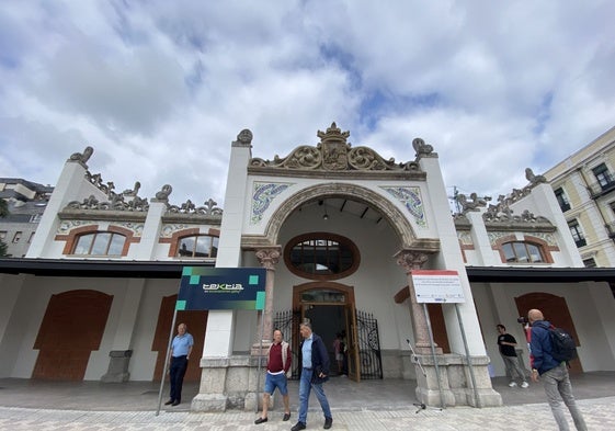 Fachada del mercado de abastos de Laredo.