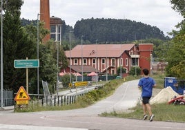 Un joven realiza deporte en el arco norte, donde se sitúan las obras del desvío.