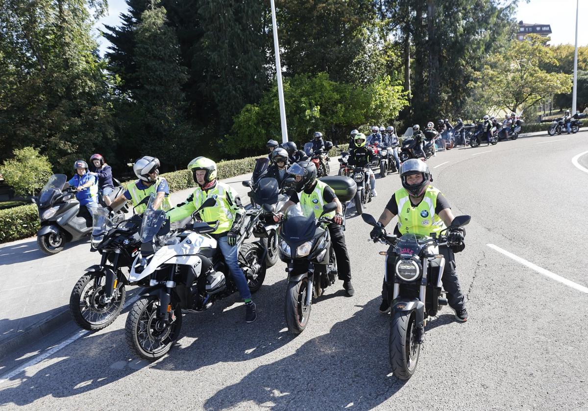 Los moteros se preparan para hacer una ruta por la costa y localidades del interior de la comarca.