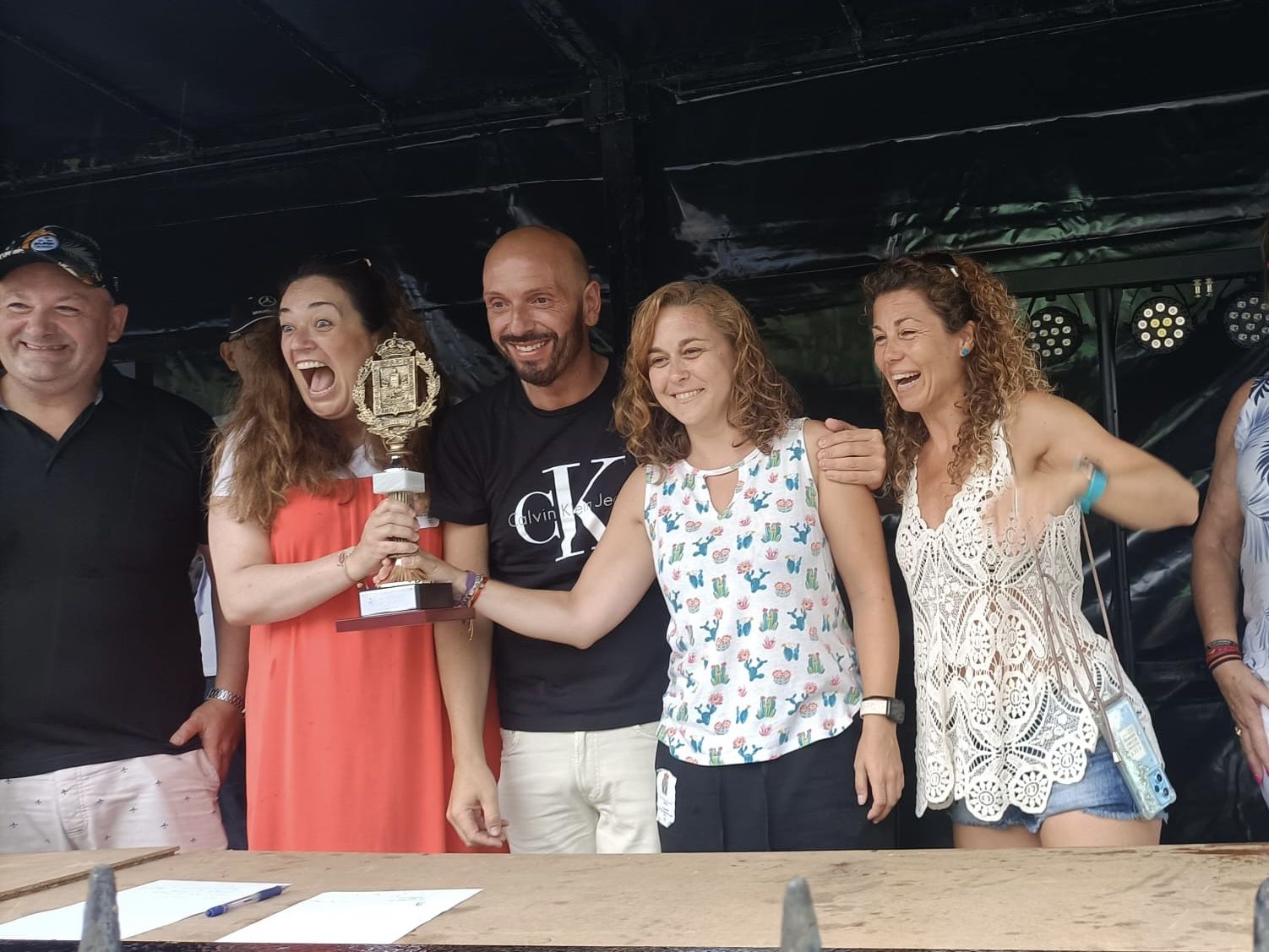 Los ganadores celebran su triunfo en la entrega del premio en manos del alcalde de Laredo Miguel González.