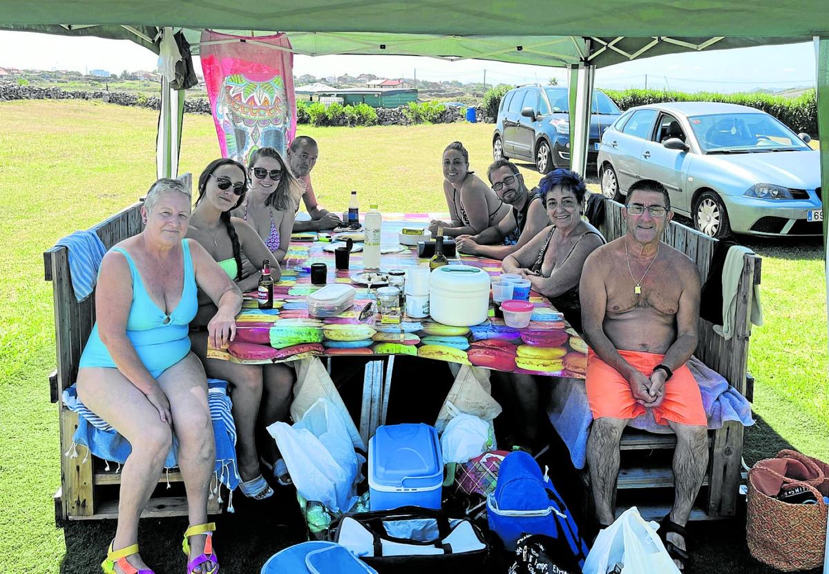 A la mesa, Bego, Noe, Lucía, Ángel, Carol, Javi, Marisol y Álex se preparan para la comida en familia.