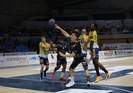 Isi Martínez, el central leonés del Bathco Torrelavega, dispara a la portería del Kielce.