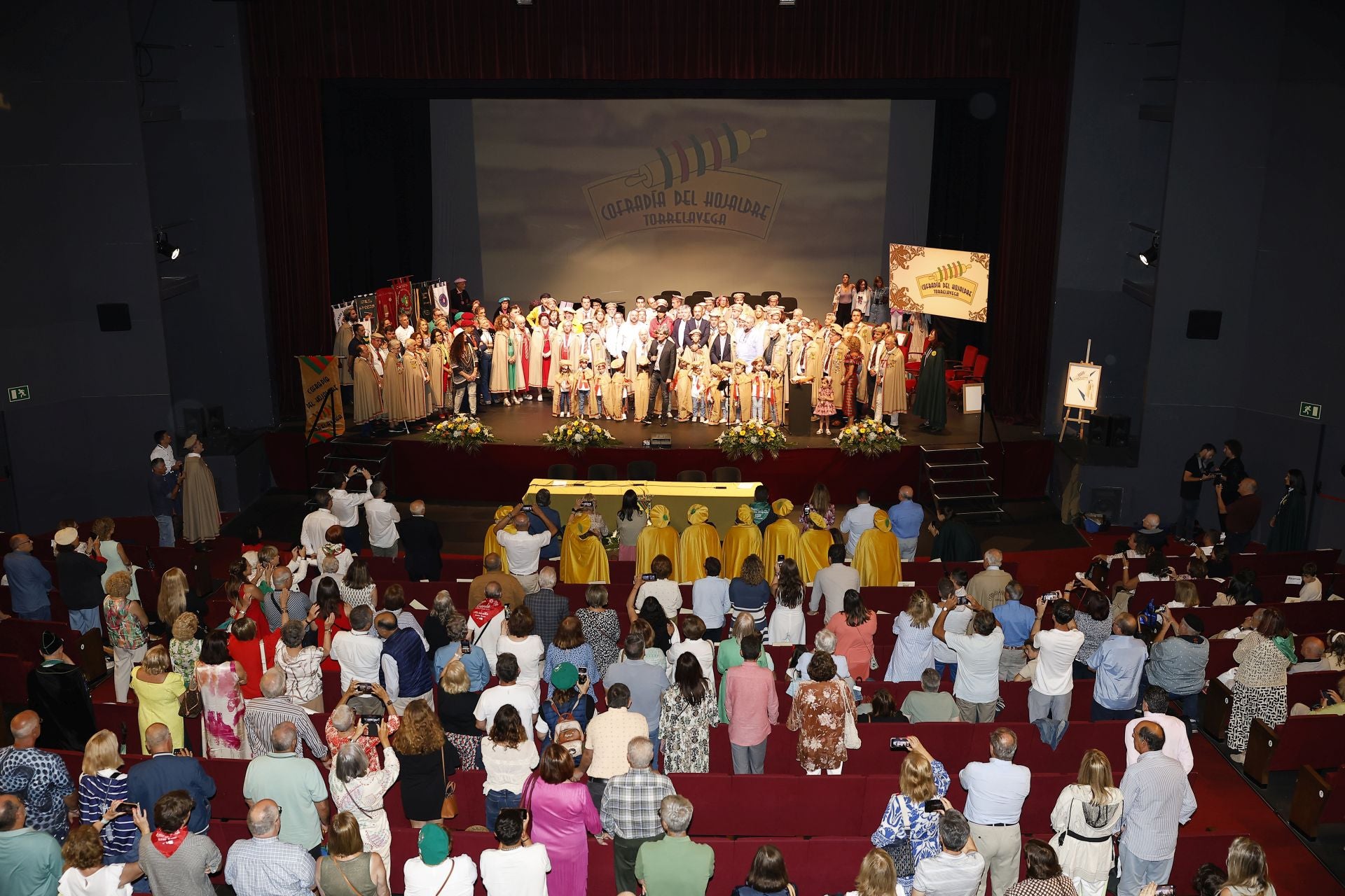 El Teatro Concha Espina se ha transformado en el templo del hojaldre para acoger la celebración del XXIII Gran Capítulo del Hojaldre.