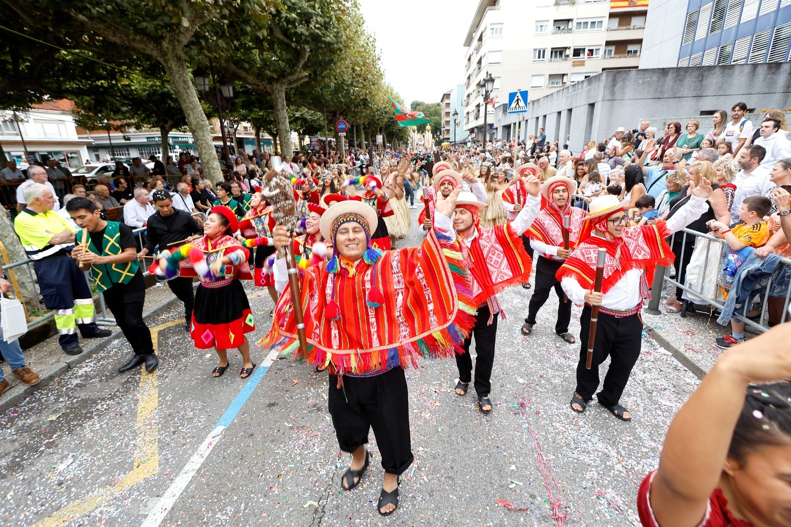 Una de las agrupaciones baila durante el desfile, lleno de color y vistosidad.