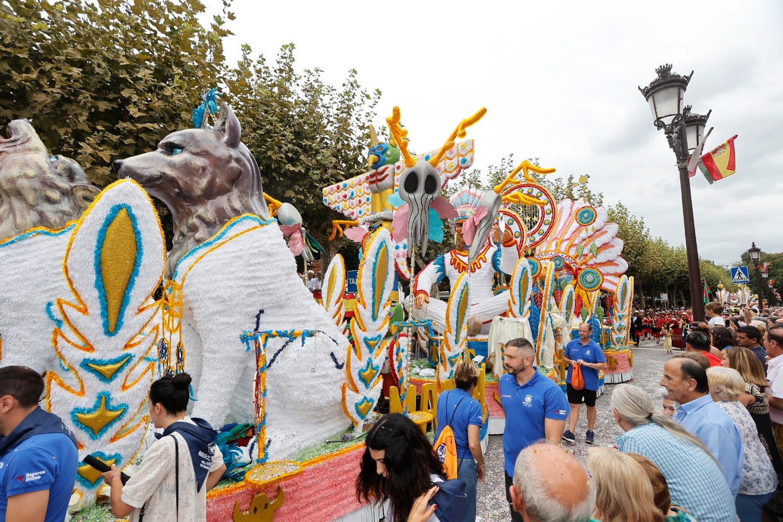 Las figuras de la primera carroza, inspiradas en animales y elementos de fantasía.