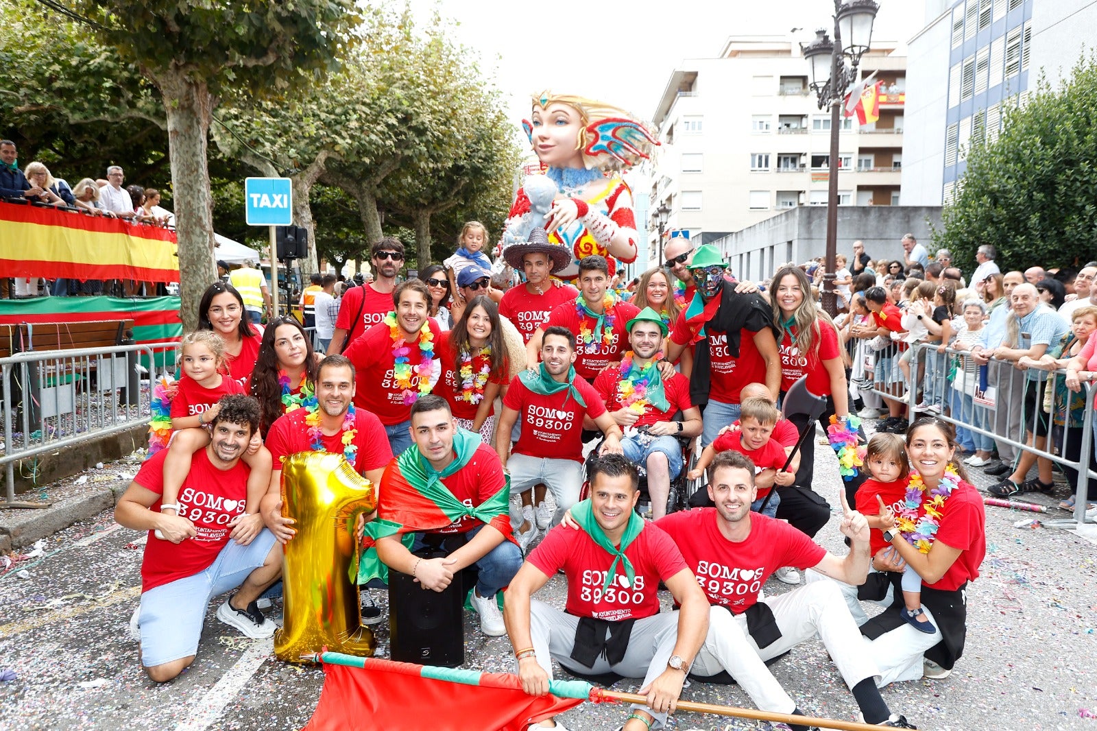 La cuadrilla ganadora de La Liga de Peñas, Portugal, celebra su primer puesto durante el evento. 