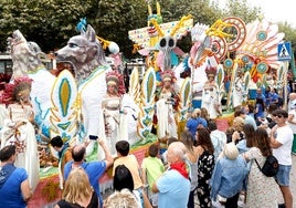 Mandala, de QM Amigos, llamó la atención de los vecinos y visitantes nada más comenzar el desfile, todo un acontecimiento en La Patrona.