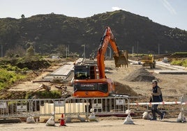 Las máquinas trabajan en la urbanización de nuevos espacios del barrio de El Alisal, donde Santander levantará 282 viviendas de protección.