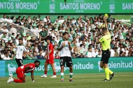 Vencedor ve la tarjeta amarilla justo antes del descanso