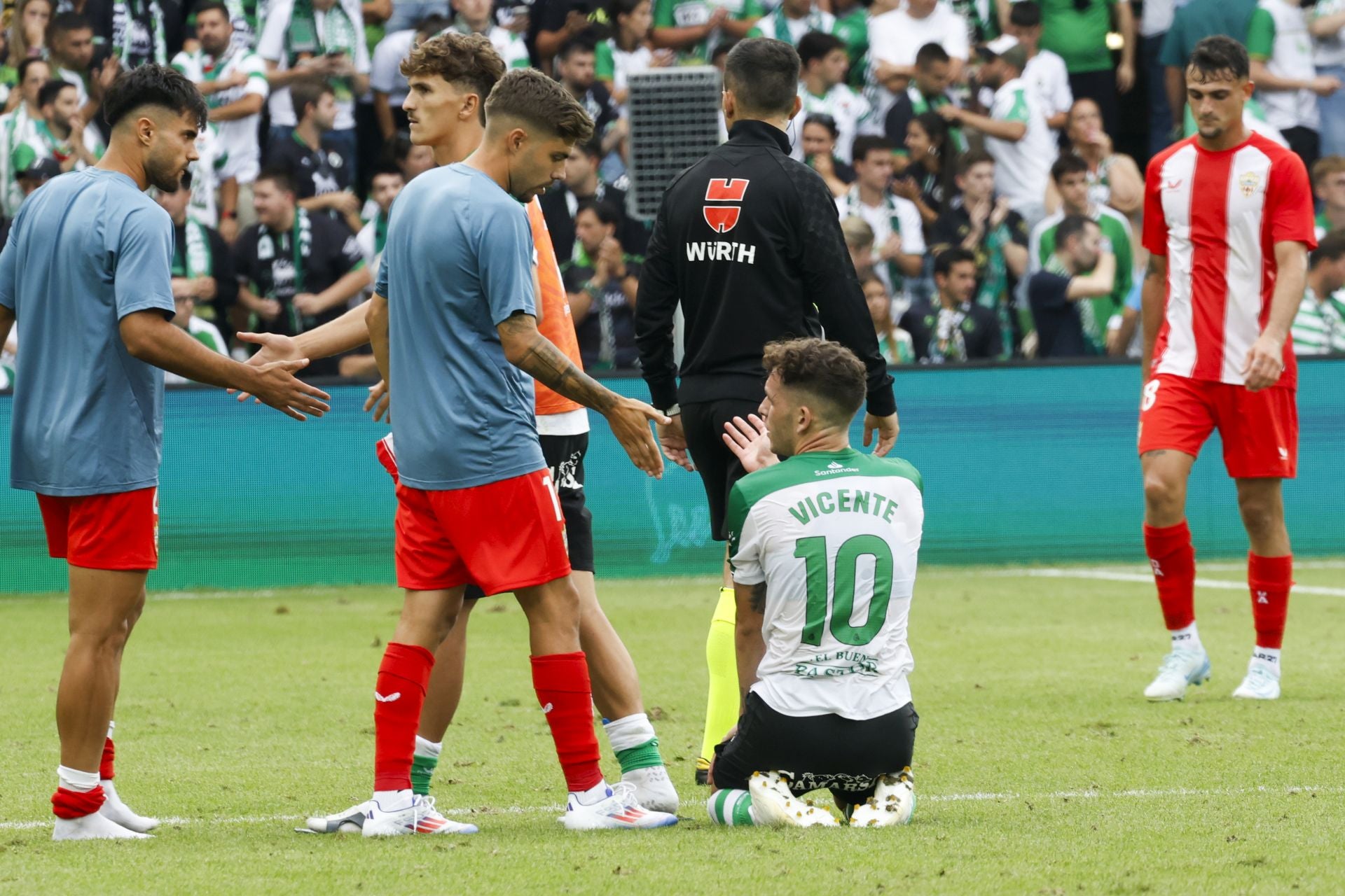 El final del partido dejó un sabor agridulce. Pablo Rodríguez e Íñigo Vicente saludan a los rojiblancos.