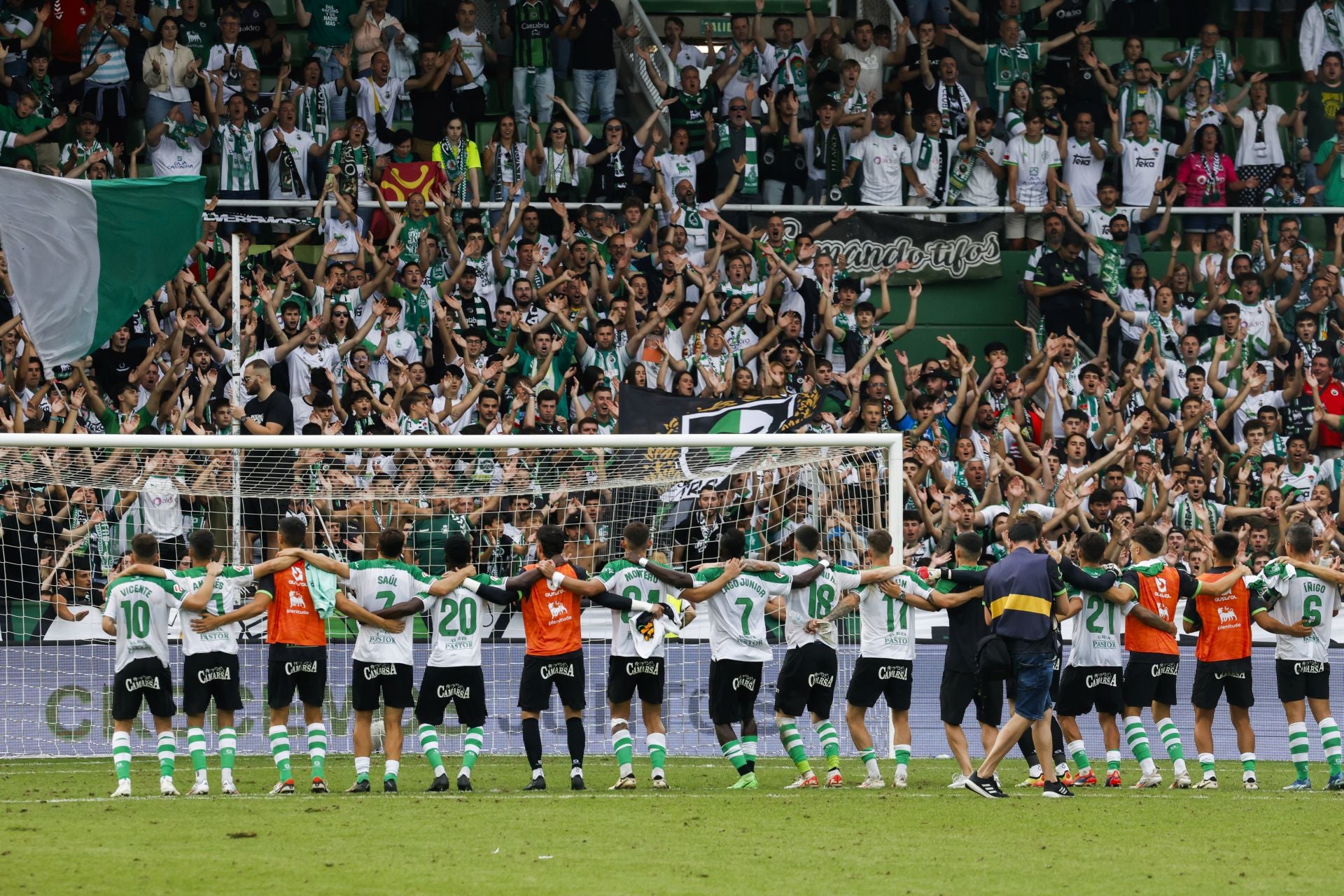 La ya clásica imagen de los futbolistas saludando a la Gradona al final del partido.