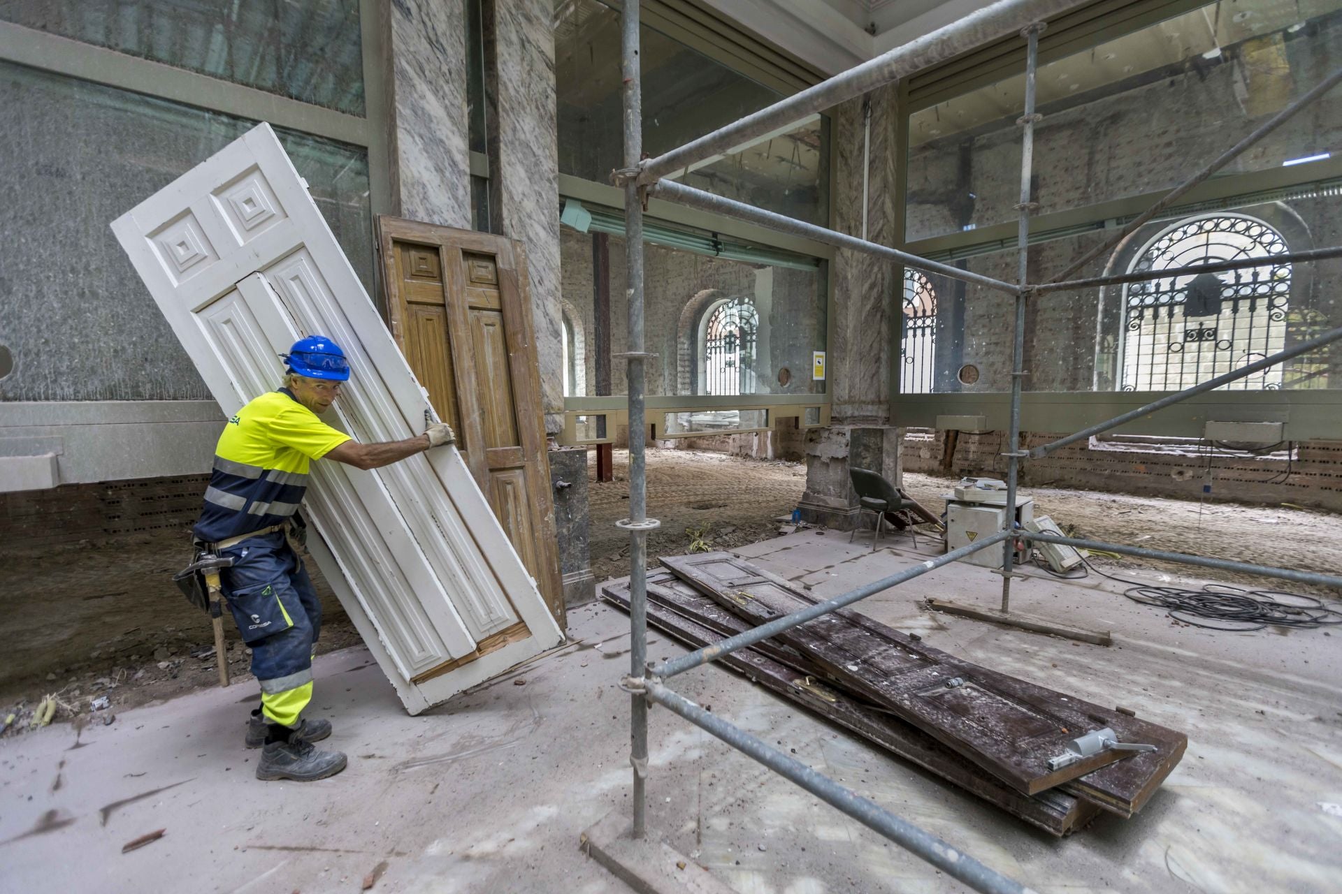 Un operario retira una puerta