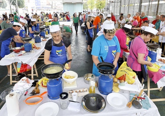 Los concursantes contaron con el apoyo de familiares y amigos durante la elaboración de las tortillas en la pista cubierta de La Llama.