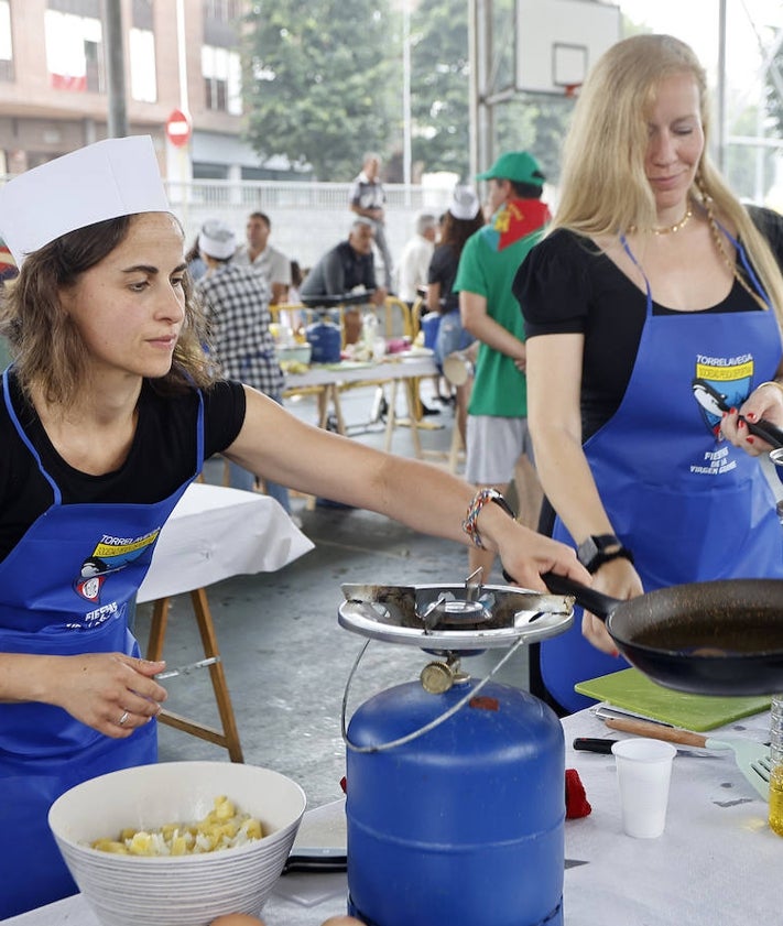 Imagen secundaria 2 - El buen ambiente reinó entre los cocineros, que no dudaron en ayudarse.