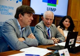 Borrell, antes del inicio del curso, junto al rector de la UIMP, Carlos Andradas.