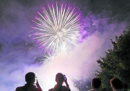 Los fuegos artificiales iluminan de nuevo la última noche