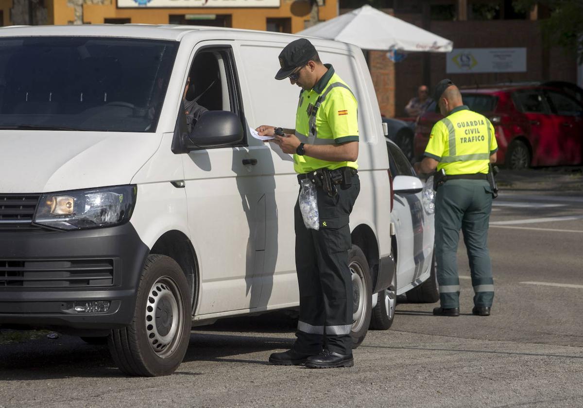 Agentes de la Guardia Civil realizan un control de alcoholemia en la campaña del pasado año, en Gajano.