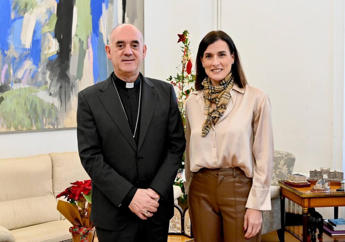 El obispo de Santander, Arturo Ros, y la alcaldesa, Gema Igual, durante un encuentro en el Ayuntamiento de Santander.