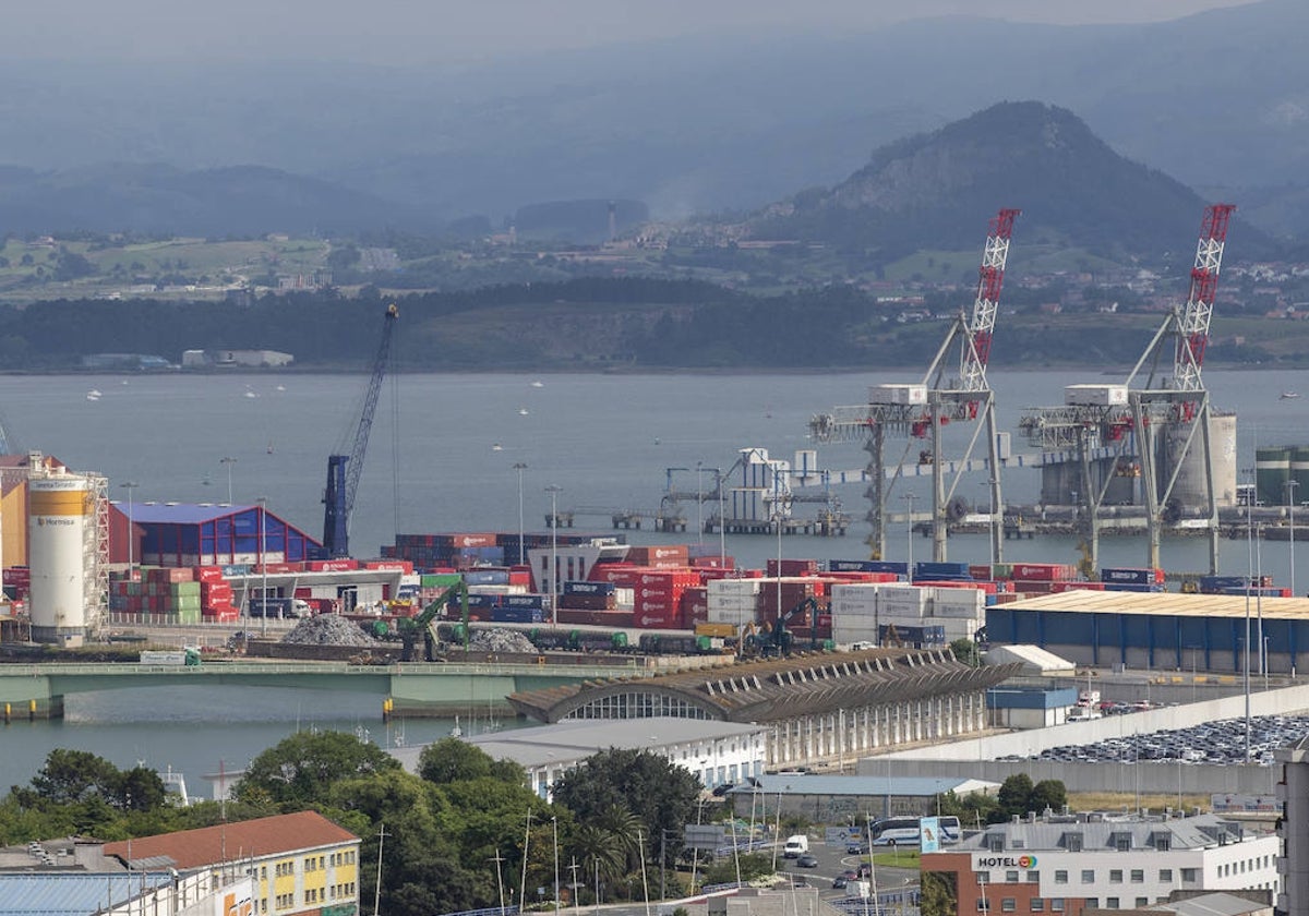 Vista del puerto de Santander y la bahía, uno de los principales puntos de entrada y salida de las mercancías de la región.