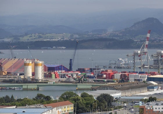 Vista del puerto de Santander y la bahía, uno de los principales puntos de entrada y salida de las mercancías de la región.