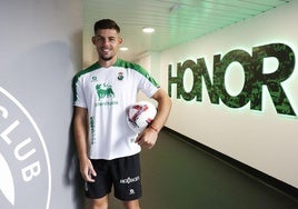 El central Javi Montero posa con la camiseta del Racing