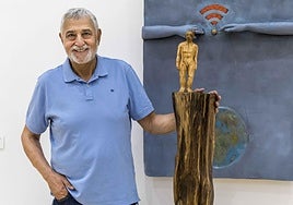 Eloy Velázquez posa en la Sala Concepción Arenal, junto a una de sus piezas expuestas en 'Wonderland'.