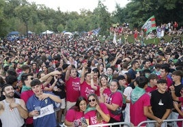 Las peñas celebran su gran día en el parque de Miravalles.