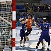 Isi Martínez, del Bathco, dispara a la portería del Bietigheim en el Torneo Cantabria Infinita.